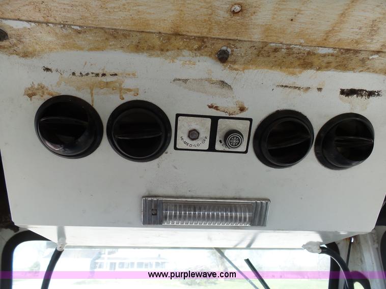 image for item G3748 SpraCoupe 220 self-propelled sprayer