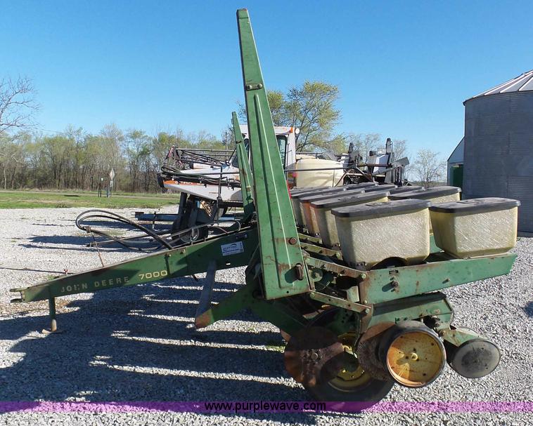 John Deere 7000 notill planter in Warrensburg, MO Item G3749 sold