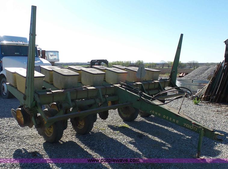 image for item G3749 John Deere 7000 no-till planter