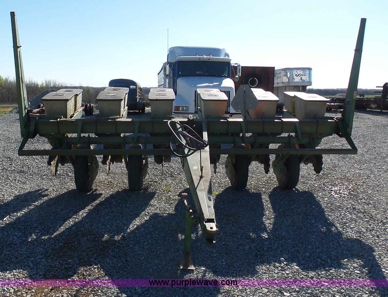 image for item G3749 John Deere 7000 no-till planter