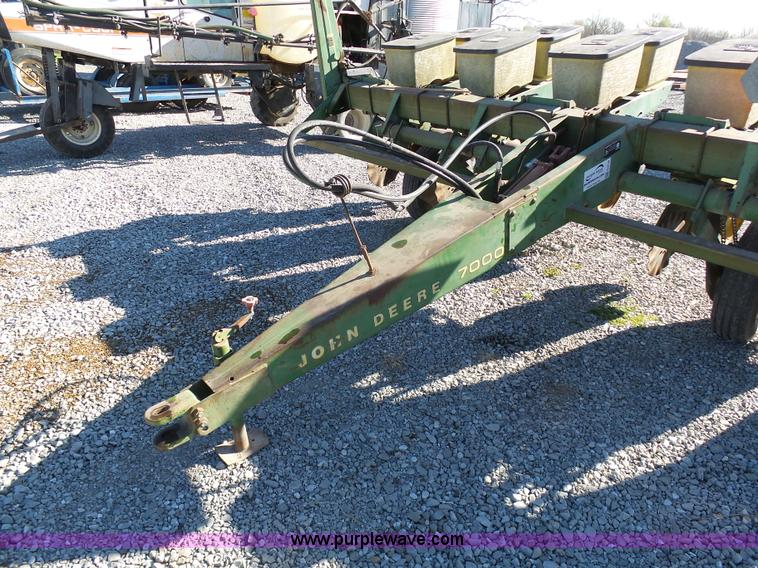 image for item G3749 John Deere 7000 no-till planter