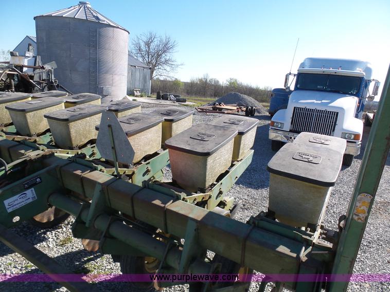 image for item G3749 John Deere 7000 no-till planter
