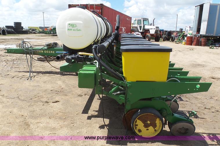image for item J6128 John Deere 7200 planter