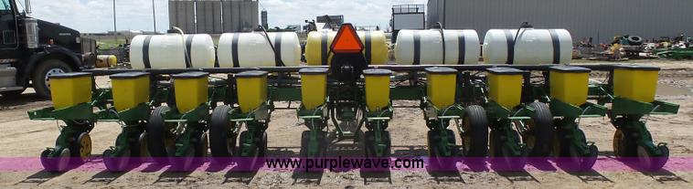 image for item J6128 John Deere 7200 planter