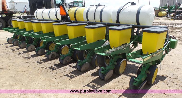 image for item J6128 John Deere 7200 planter