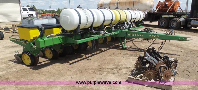 image for item J6128 John Deere 7200 planter