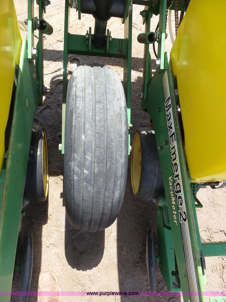 image for item J6128 John Deere 7200 planter