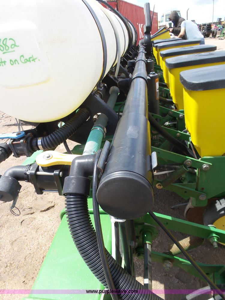 image for item J6128 John Deere 7200 planter