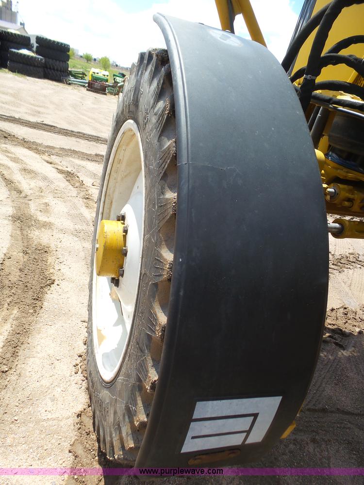 image for item J6129 Ag-Chem RoGator 1254 self-propelled sprayer