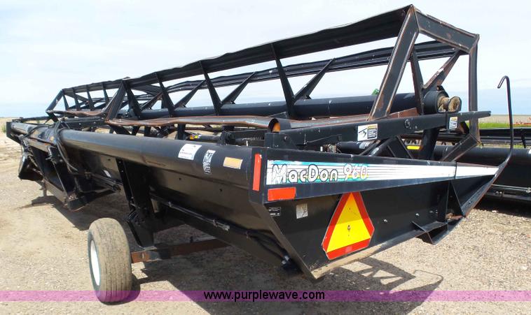 image for item J6141 1997 MacDon 960 head