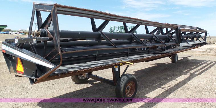 image for item J6141 1997 MacDon 960 head