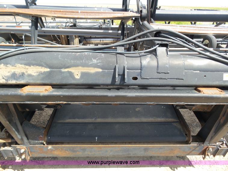 image for item J6141 1997 MacDon 960 head