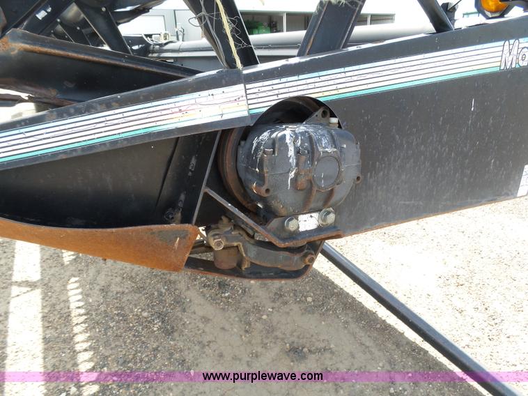 image for item J6141 1997 MacDon 960 head