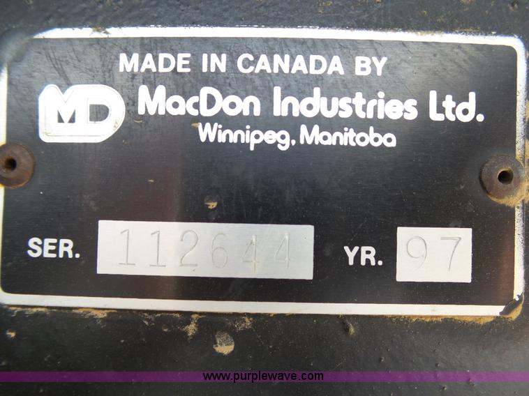 image for item J6141 1997 MacDon 960 head