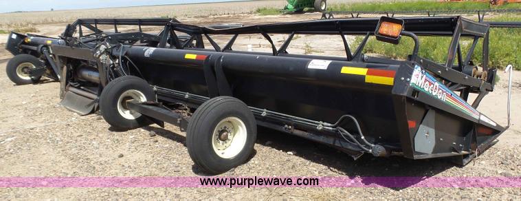 image for item J6142 2005 MacDon 963 draper head