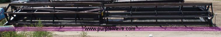 image for item J6142 2005 MacDon 963 draper head