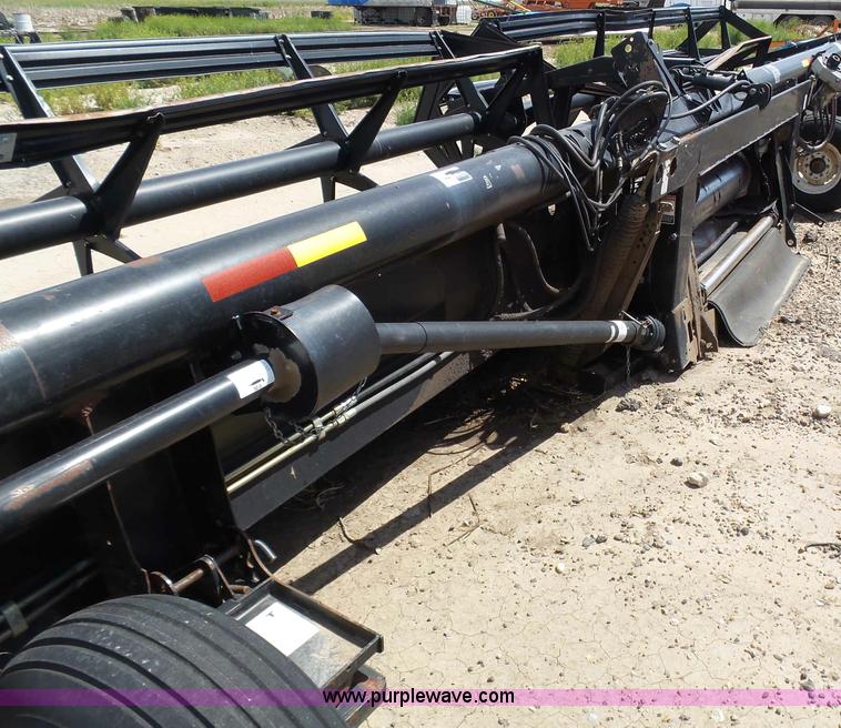 image for item J6142 2005 MacDon 963 draper head