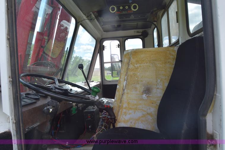 image for item K6732 Stinger 2402 bale transport/stacker