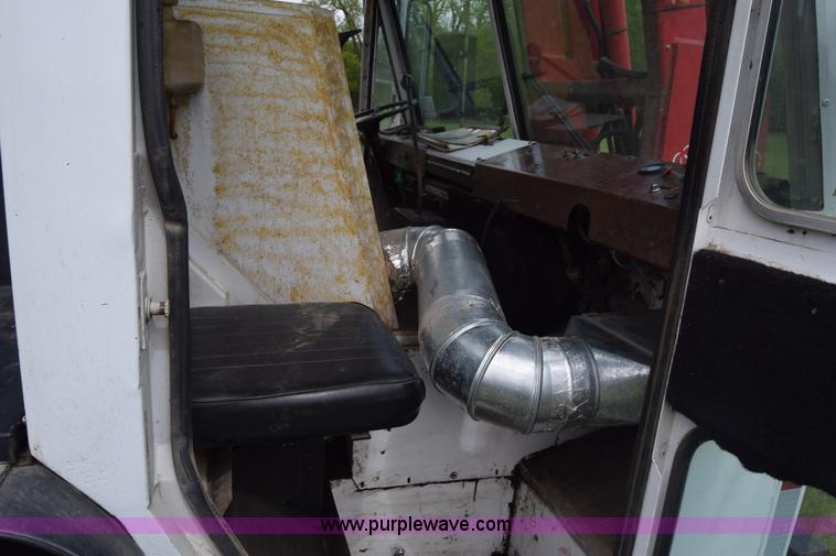 image for item K6732 Stinger 2402 bale transport/stacker