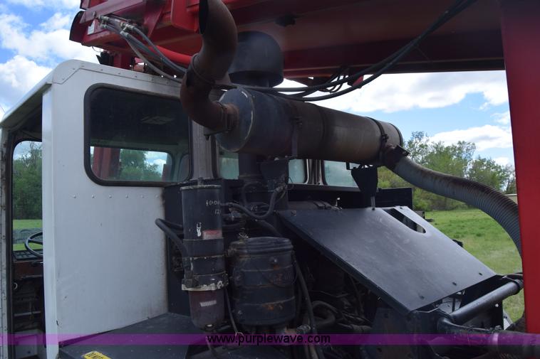 image for item K6732 Stinger 2402 bale transport/stacker