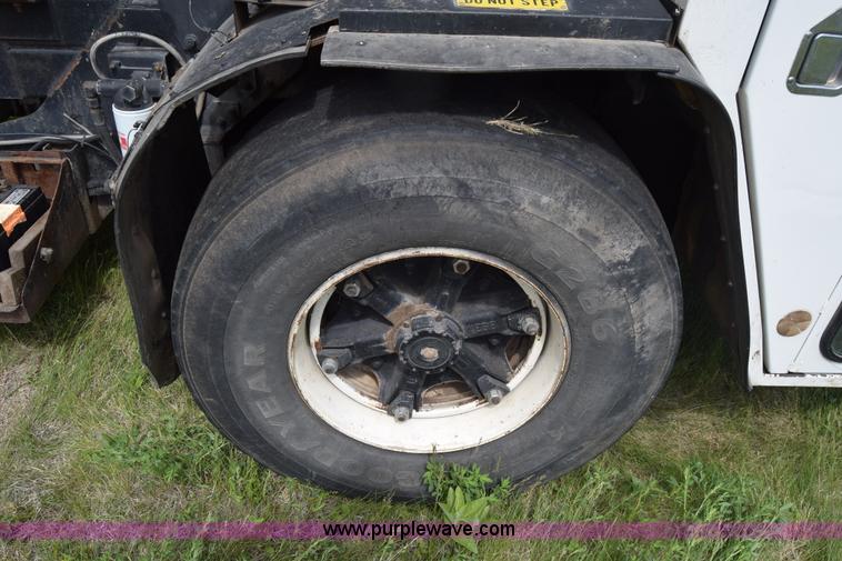 image for item K6732 Stinger 2402 bale transport/stacker