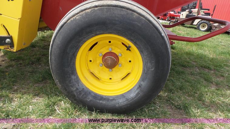 image for item K8270 2008 New Holland BR7060 Silage Special round baler
