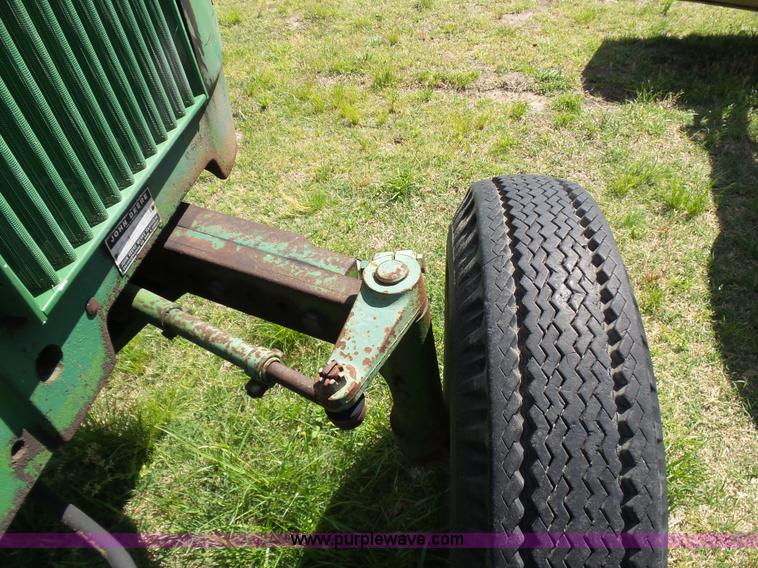 image for item L5807 John Deere 820 tractor