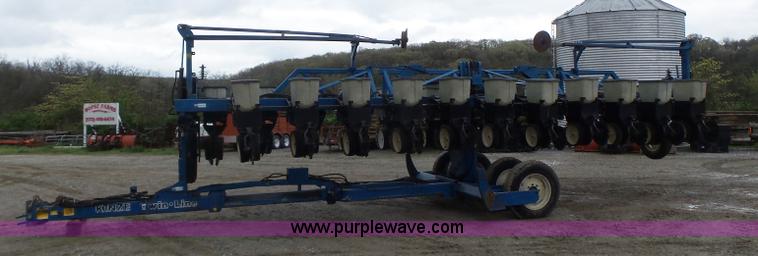 image for item L6027 1996 Kinze 2300 split row planter