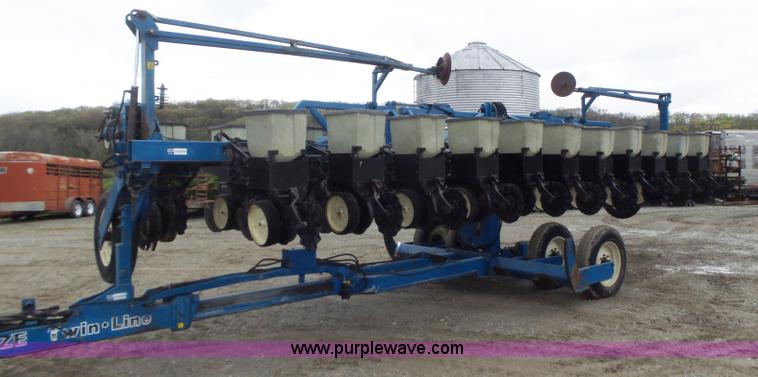 image for item L6027 1996 Kinze 2300 split row planter