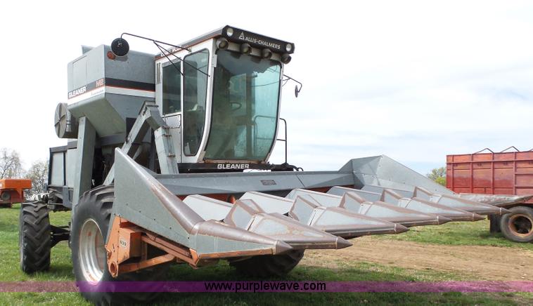 image for item L6326 1981 Gleaner M2 RWA combine