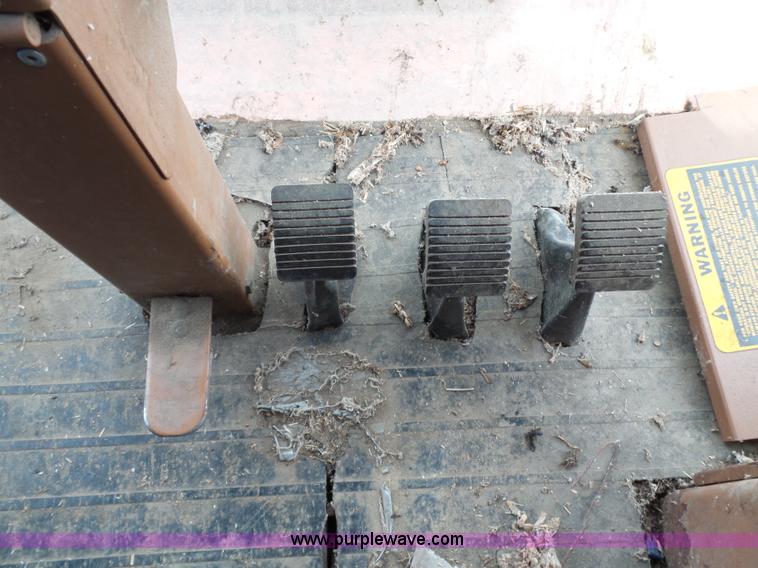 image for item L6326 1981 Gleaner M2 RWA combine