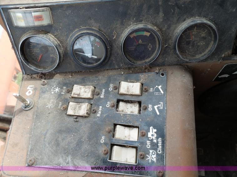 image for item L6326 1981 Gleaner M2 RWA combine