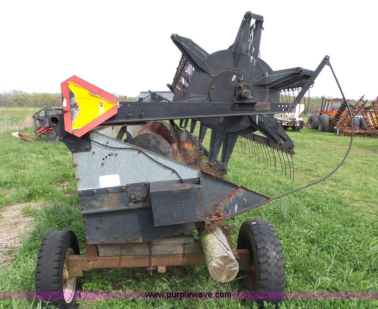 image for item L6326 1981 Gleaner M2 RWA combine