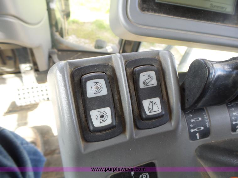 image for item L7226 2002 Challenger MT735 tractor