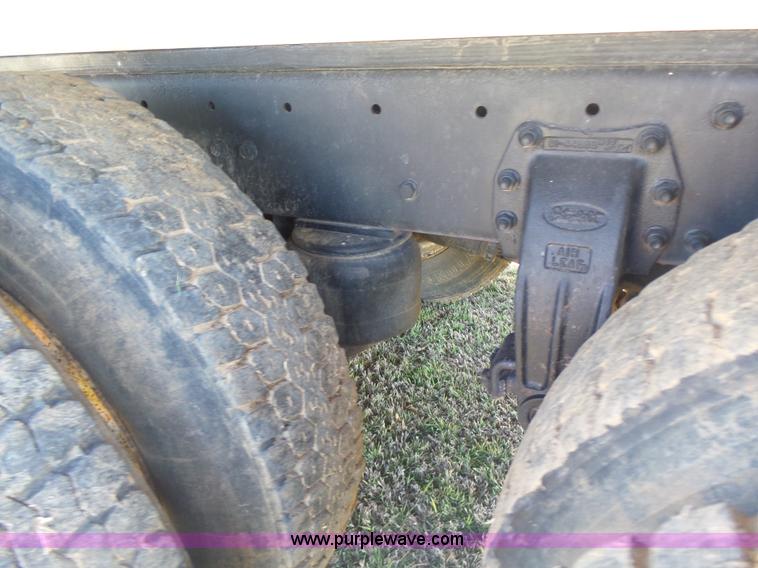 image for item L7482 1988 Peterbilt 377 grain truck