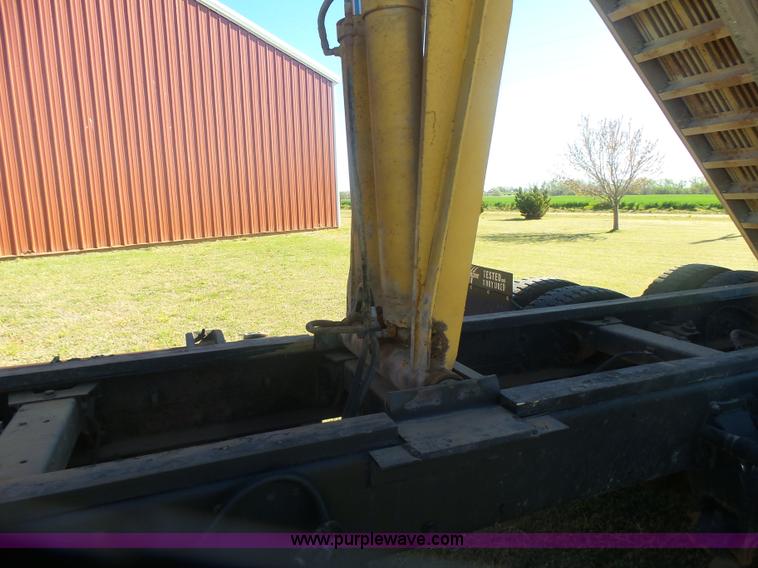 image for item L7482 1988 Peterbilt 377 grain truck