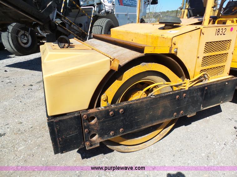 image for item G3752 Hyster C766B vibratory double drum roller