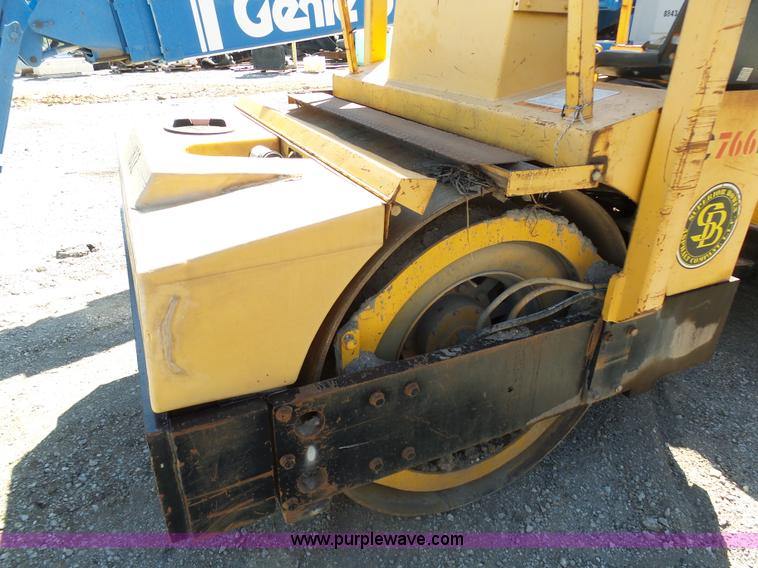 image for item G3752 Hyster C766B vibratory double drum roller