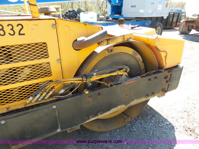 image for item G3752 Hyster C766B vibratory double drum roller