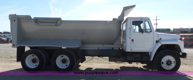 image for item J4985 1986 International F1954 dump truck