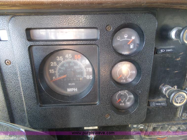 image for item J4985 1986 International F1954 dump truck