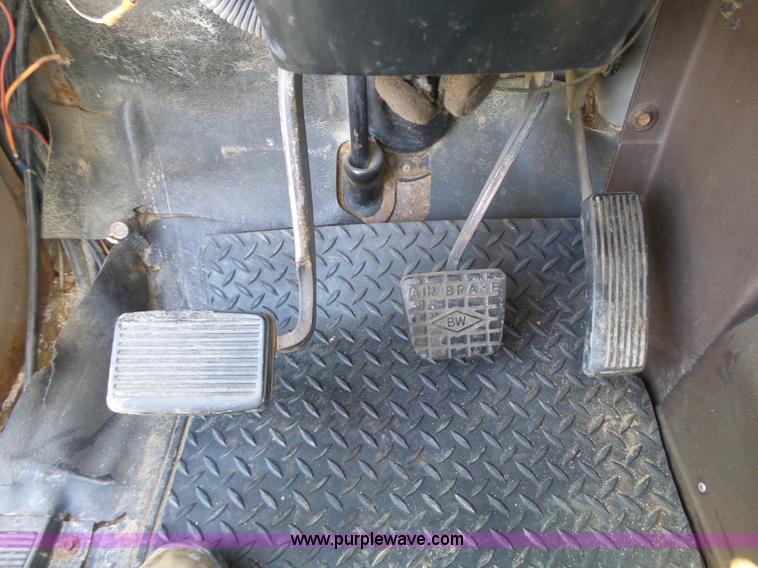 image for item J4985 1986 International F1954 dump truck