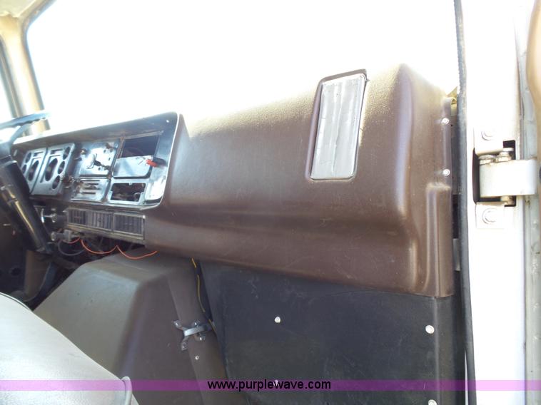 image for item J4985 1986 International F1954 dump truck