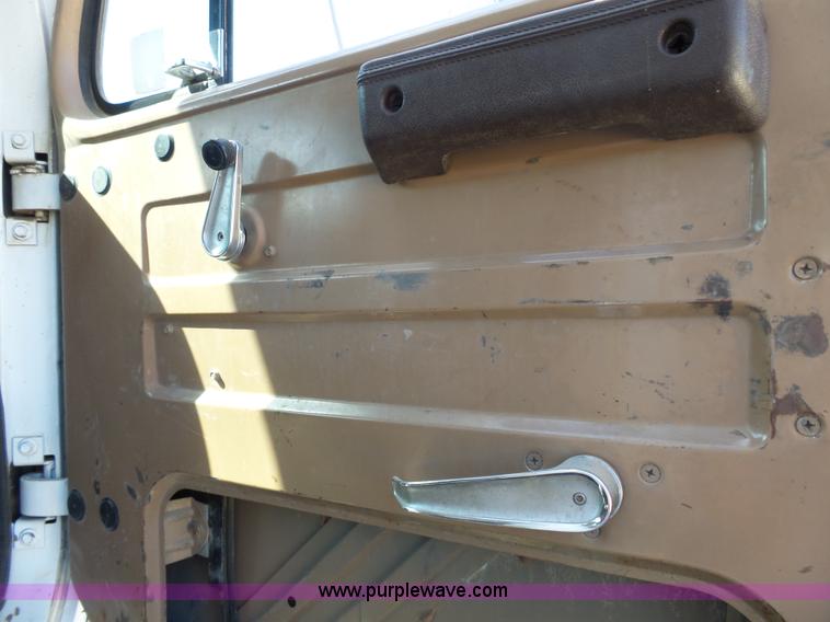 image for item J4985 1986 International F1954 dump truck
