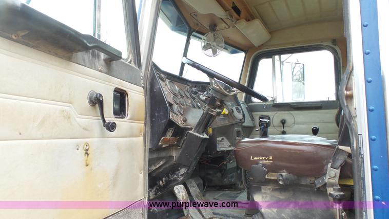 image for item J7263 1989 Peterbilt 357 mixer truck