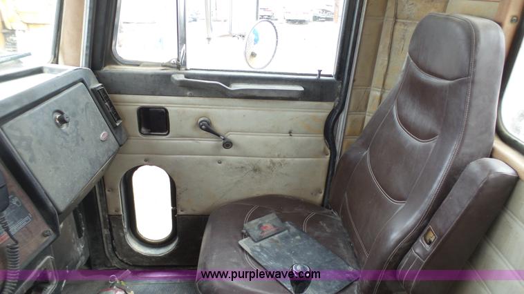 image for item J7264 1989 Peterbilt 357 mixer truck