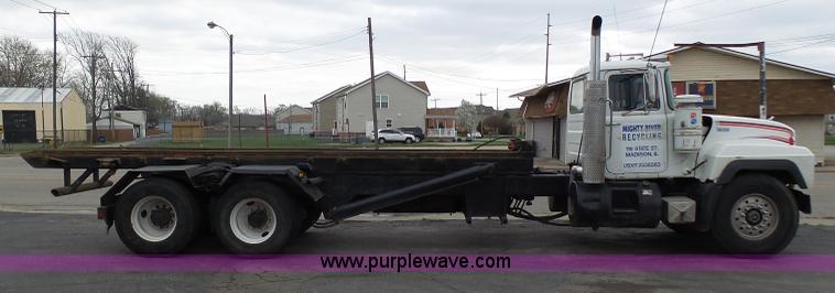 image for item K1339 1997 Mack RD690S roll off truck