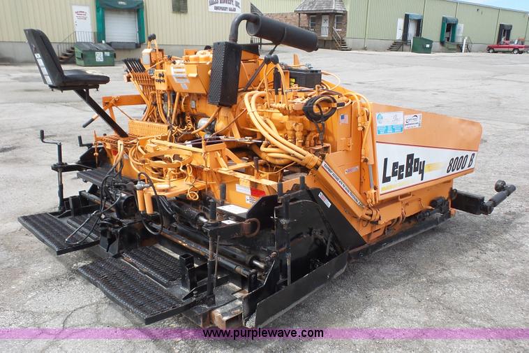 image for item K4502 LeeBoy L8000T paver