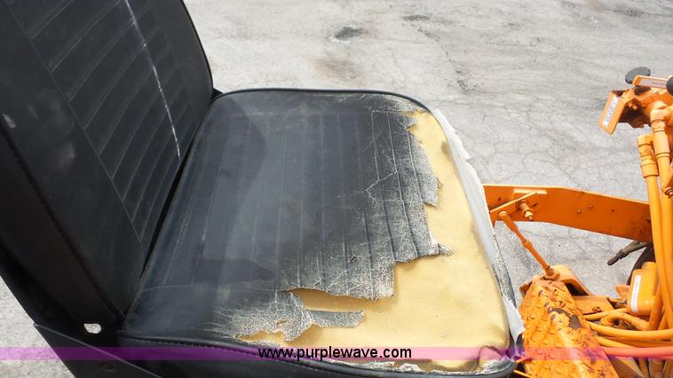 image for item K4502 LeeBoy L8000T paver