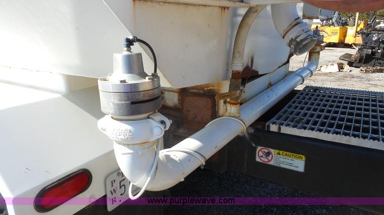 image for item K5110 2006 International DuraStar 4300 water truck